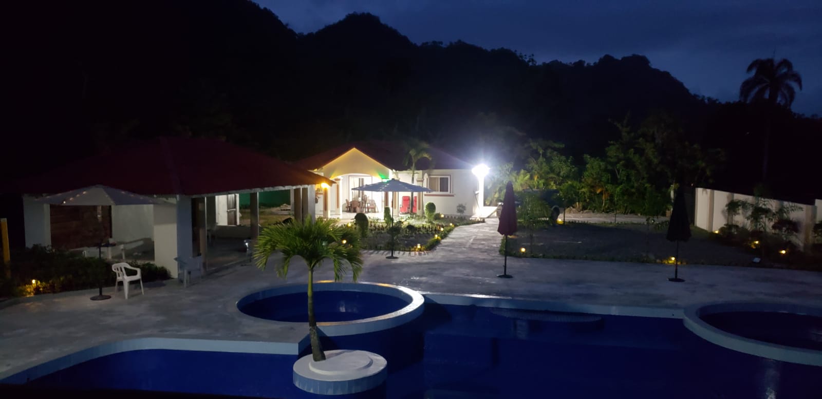 Imagen Villa Piscina Montaña | Exterior nocturna