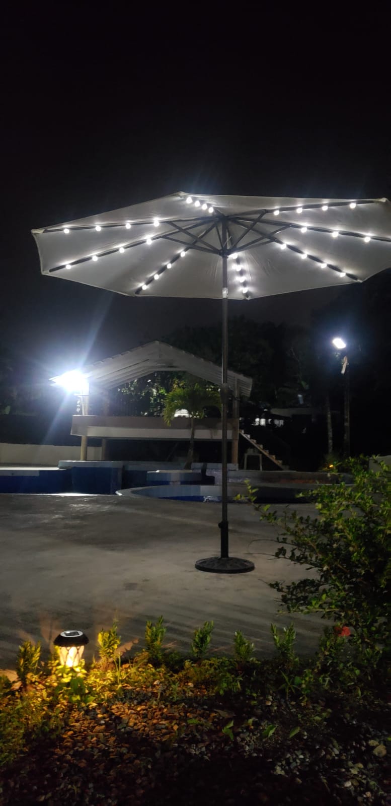 Imagen Villa Piscina Montaña | Exterior nocturna (vertical)